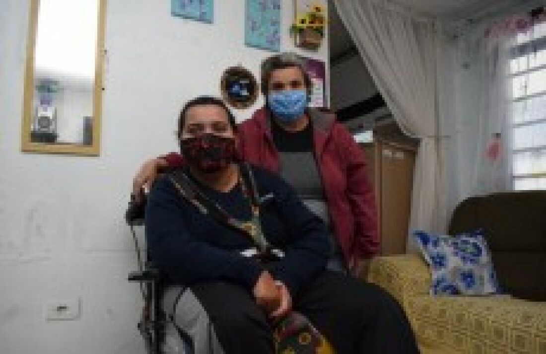 Mãe solicita doação de cadeira de rodas