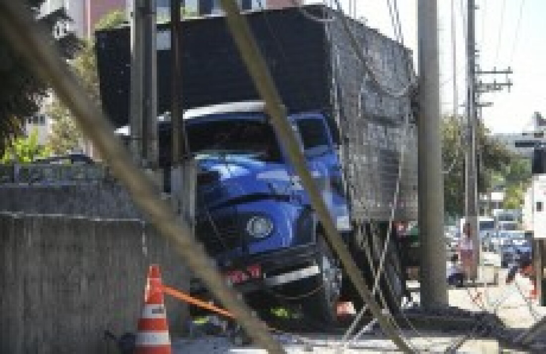Acidente complica trânsito em César