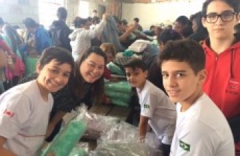 Projeto ajuda pessoas e estimula estudantes