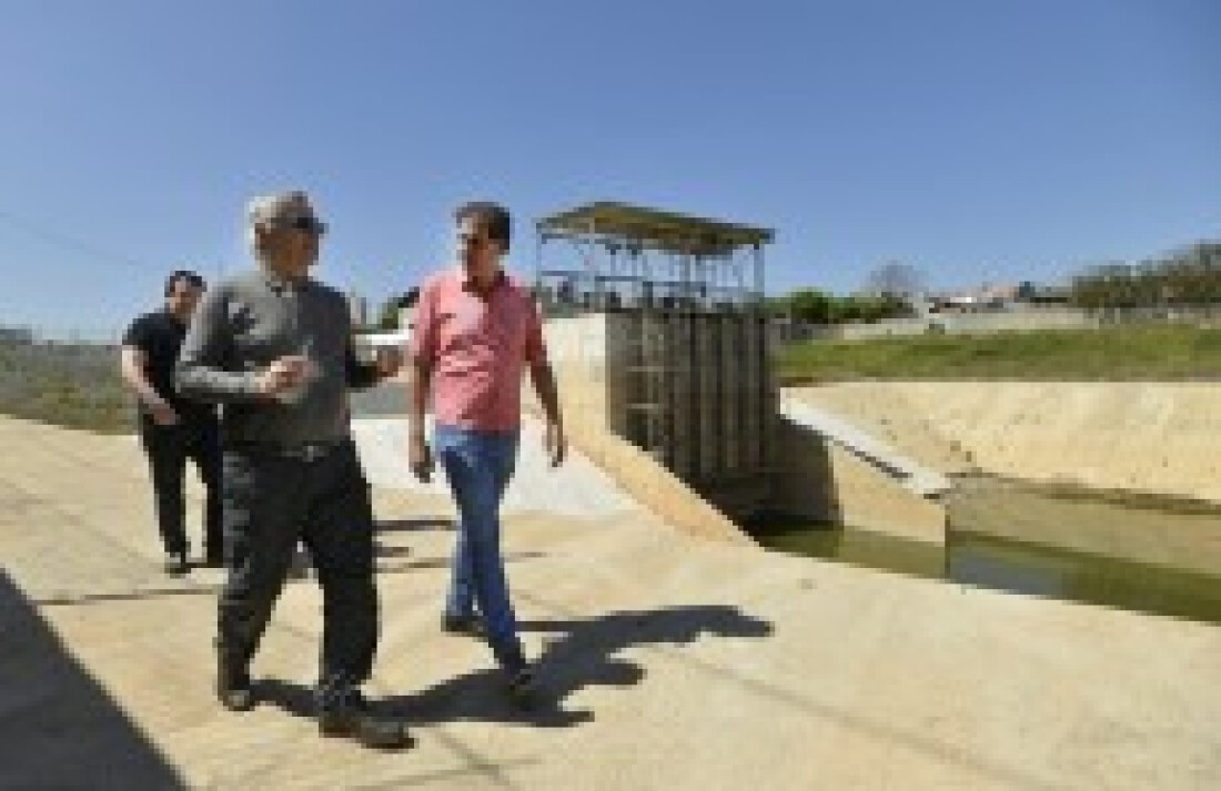 Prefeito vistoria obras do piscinão