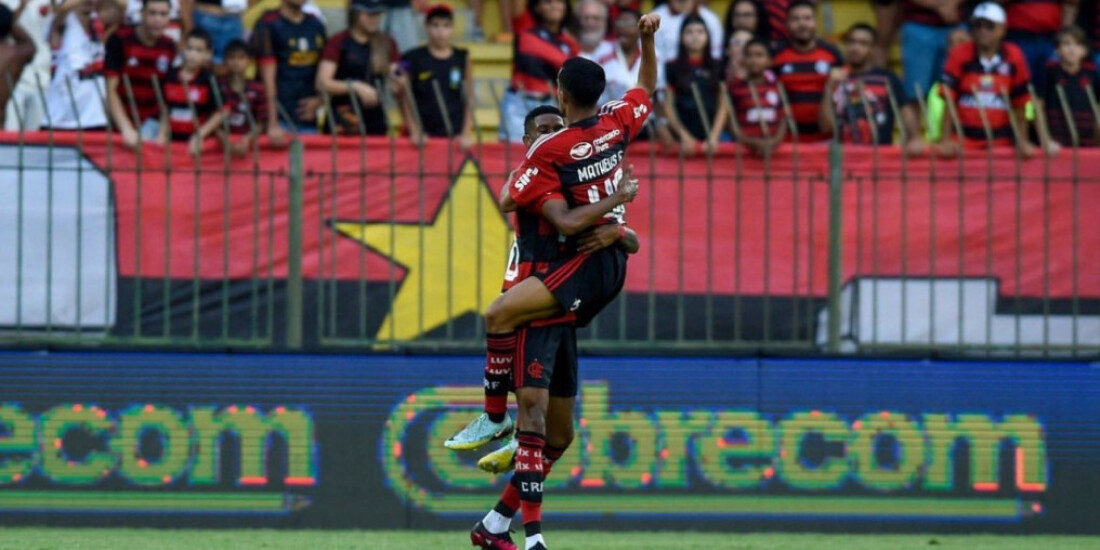 Jovens da base decidem e Flamengo dispara na liderança do Carioca