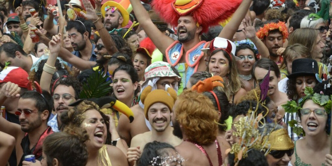 Cordão do Boitatá exalta democracia em retorno do carnaval de rua