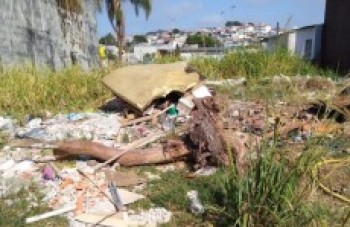 Morador cobra Prefeitura por terreno abandonado