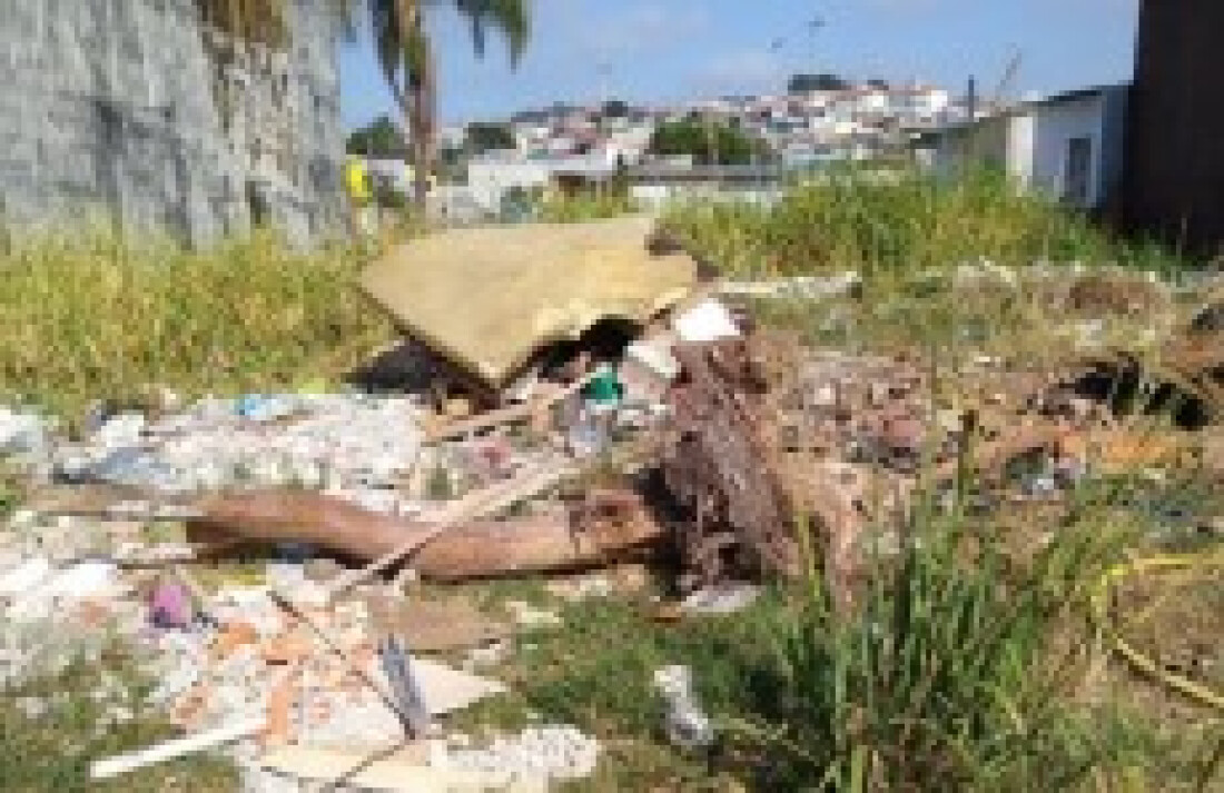 Morador cobra Prefeitura por terreno abandonado
