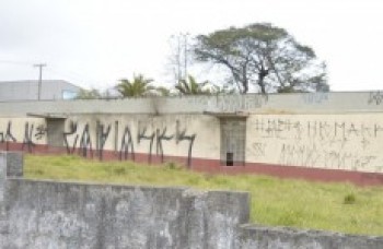 Comunidade reclama de abandono em área do Sesi