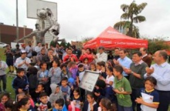 Escultura 'Basquete' é entregue oficialmente no bairro do Socorro