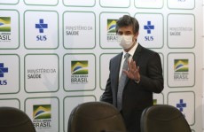 Teich se demite da Saúde e expõe governo em crise