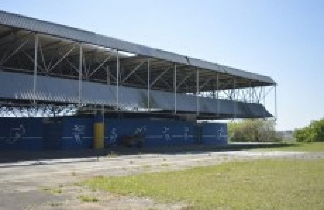 Usuários reclamam de abandono em ginásio de esportes de Poá