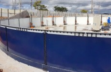 Estrutura metálica de reservatório é construída