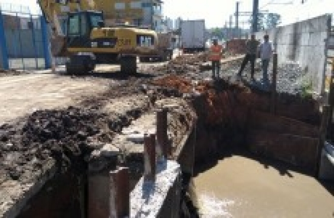 Avenida de Poá recebe obras de canalização