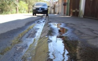 Vazamento de esgoto causa transtorno no Jardim das Bandeiras: