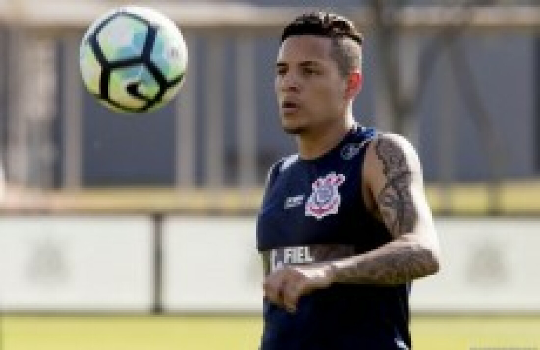 Arana treina e deve reforçar o Corinthians
