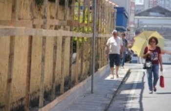 Pedestres têm dificuldade em andar por calçadas de Mogi