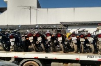 Mais de 30 invadem pátio e 8 são detidos