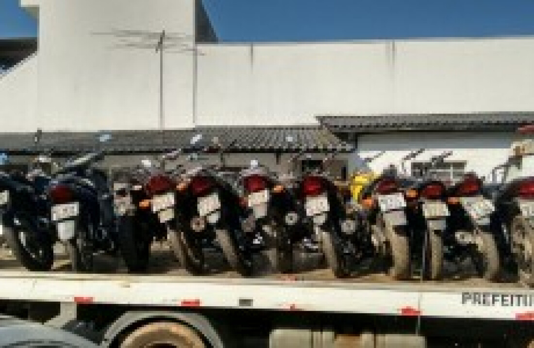 Mais de 30 invadem pátio e 8 são detidos