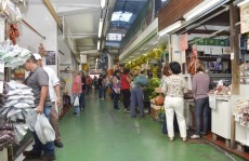 Mogianos aproveitam feriado para passear e fazer compras