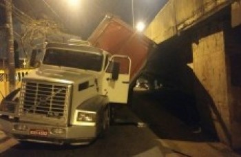 Caminhão bloqueia Perimetral e causa transtorno no trânsito