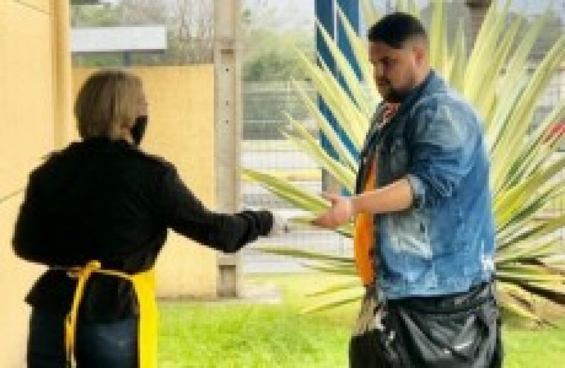 Ação social doa máscaras em terminais de ônibus