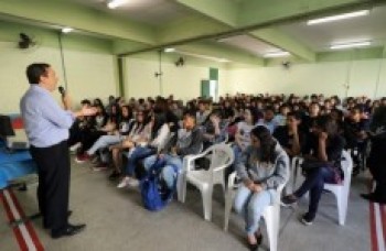 Marcus Melo participa de encontro com alunos