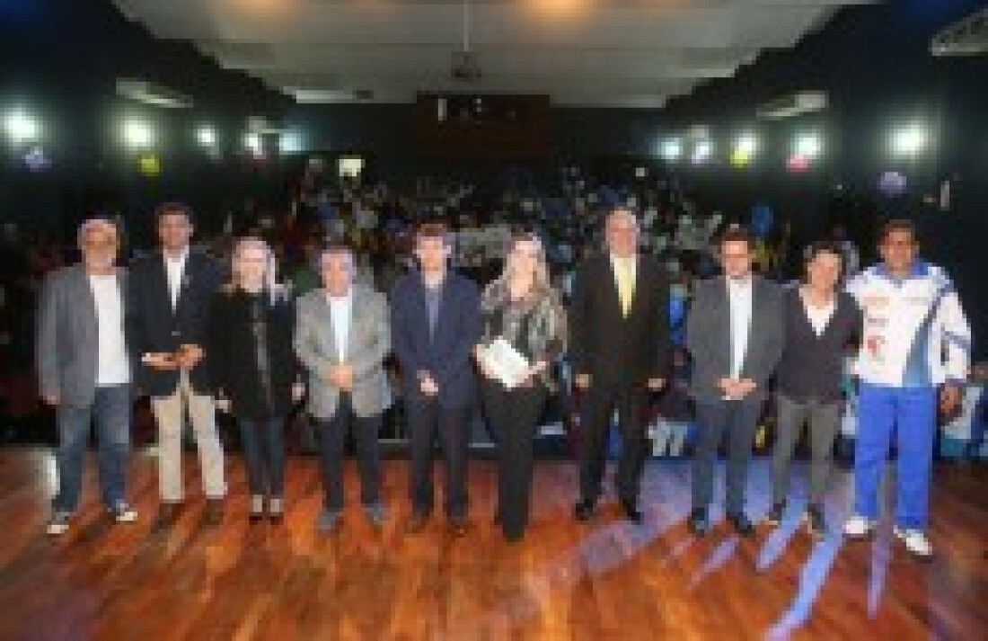Apresentação do projeto social "Vôlei Mania"