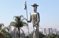 Monumento recebe máscara de proteção