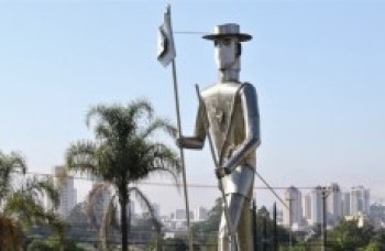 Monumento recebe máscara de proteção