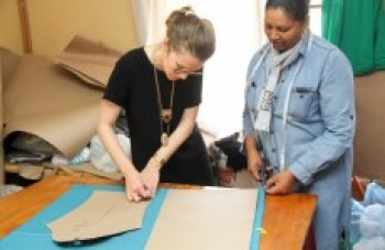 Estilista faz sucesso em Durban trabalhando com refugiadas