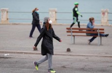 Espanhóis saem para se exercitar após 49 dias