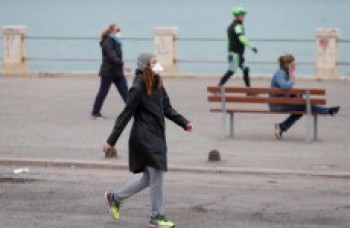 Espanhóis saem para se exercitar após 49 dias