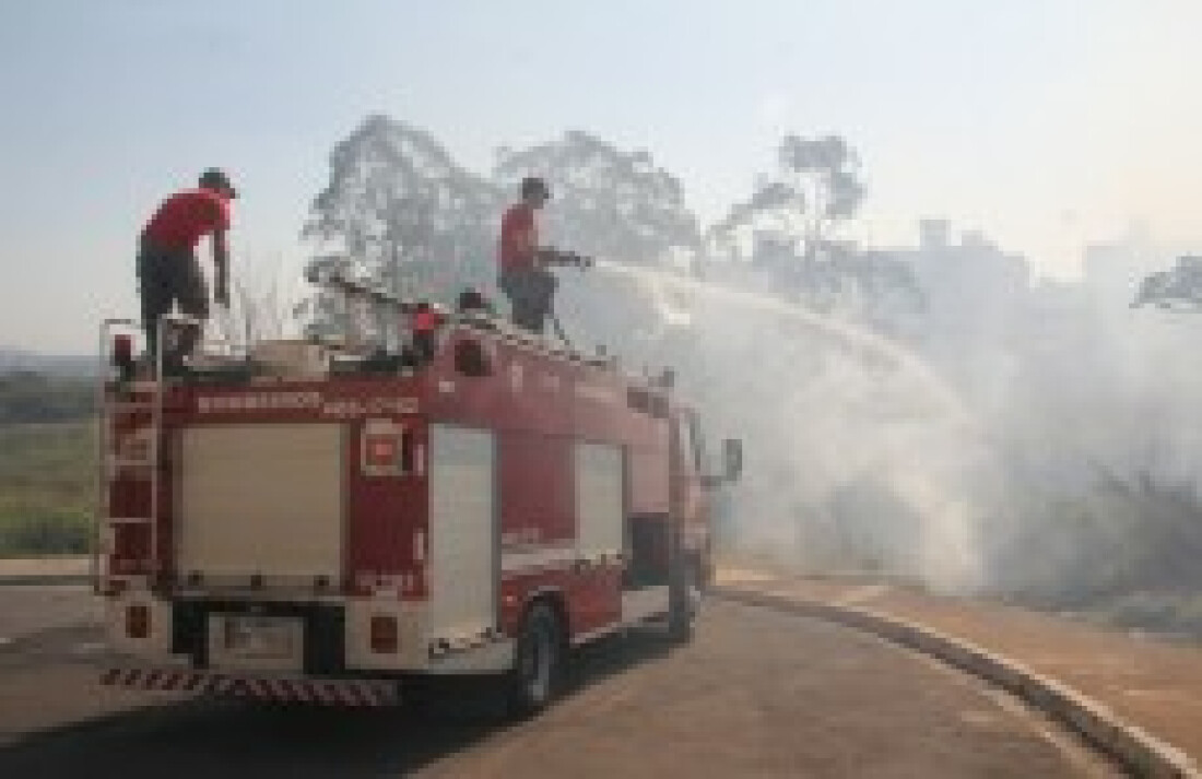 Queimada atinge bairro Vila Cintra