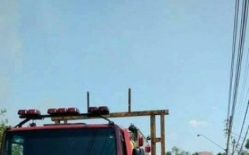 Viatura dos Bombeiros fica presa em ponte