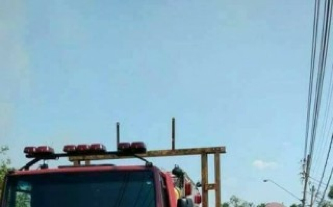 Viatura dos Bombeiros fica presa em ponte