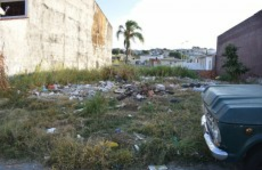 Moradores seguem insatisfeitos com terreno abandonado
