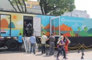 Consumidores mogianos tiram dúvidas na carreta do Serasa