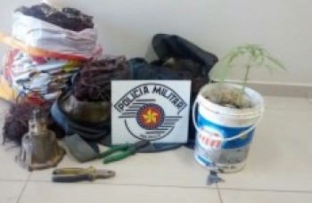PM de Mogi apreende drogas e material furtado