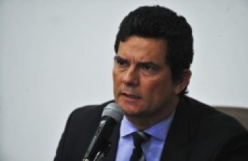 Moro entrega cargo e critica o governo