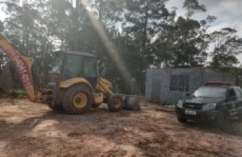 Imóvel irregular é demolido no bairro Cambiri, em Ferraz