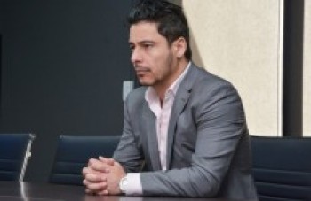 Deputado reduz salário para ajudar Apaes