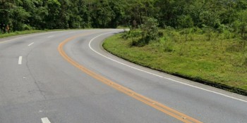 Buraco na Mogi-Bertioga interdita a via parcialmente