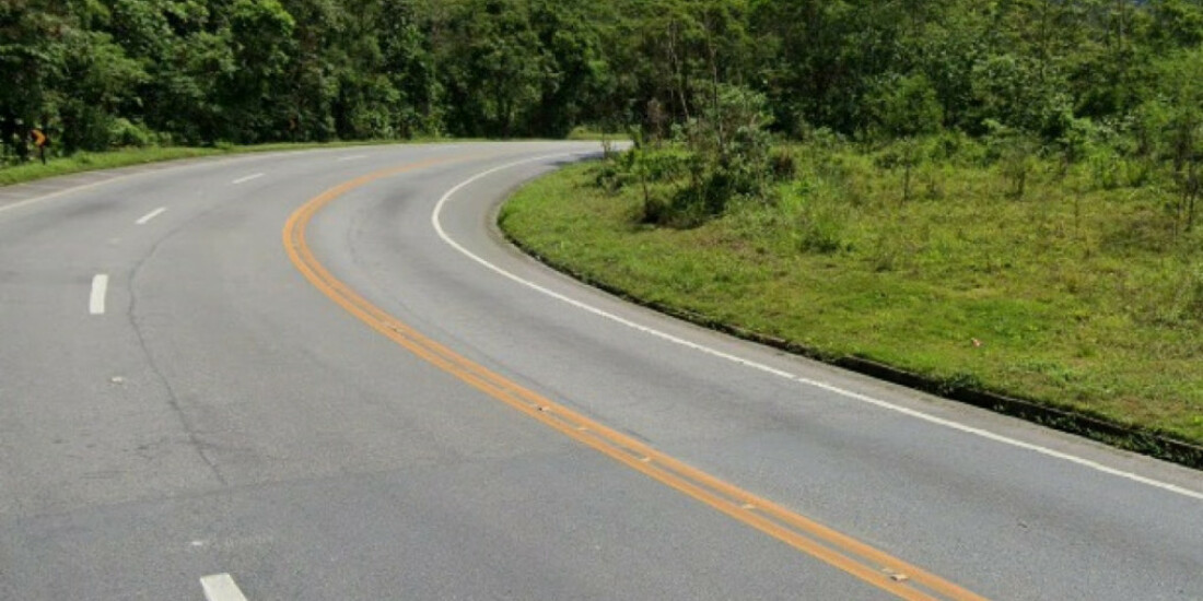 Buraco na Mogi-Bertioga interdita a via parcialmente