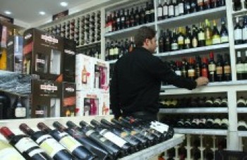 Alta do dólar altera hábitos de comerciantes e consumidores