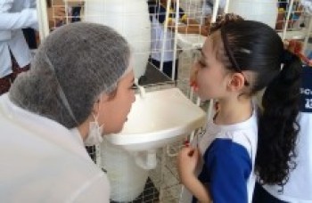 Crianças têm aula de higiene bucal