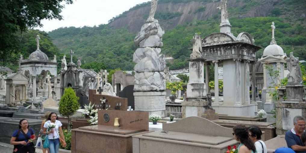 Número de mortes aumenta e de nascimentos cai em 2021 no país