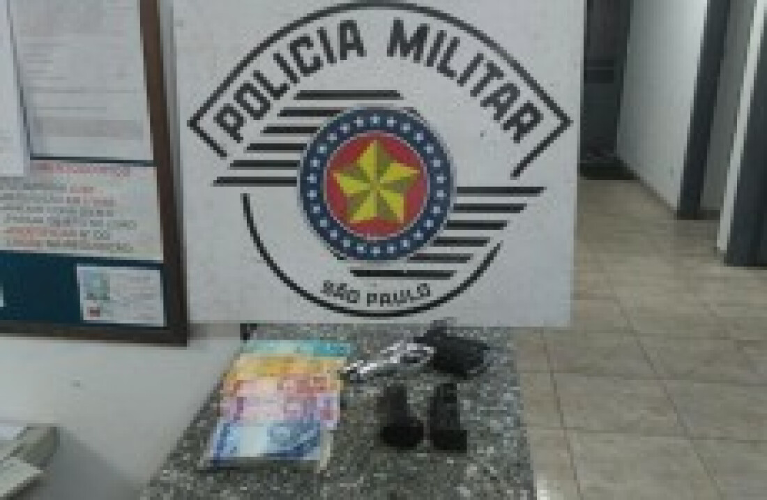 Dupla é detida com pistola em Jundiapeba
