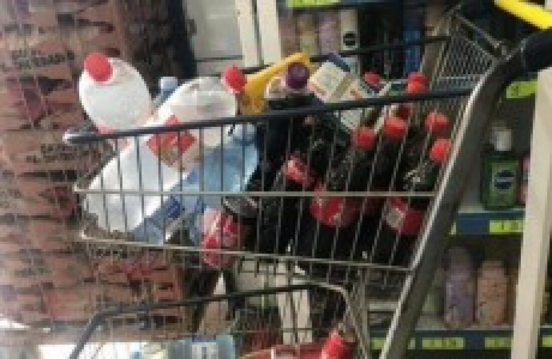 Mercado com produtos vencidos recebe multa