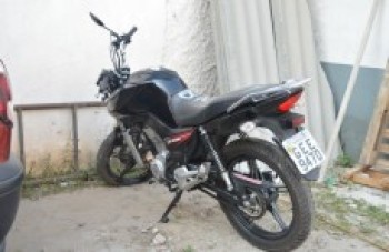 Homem morre após bater com moto