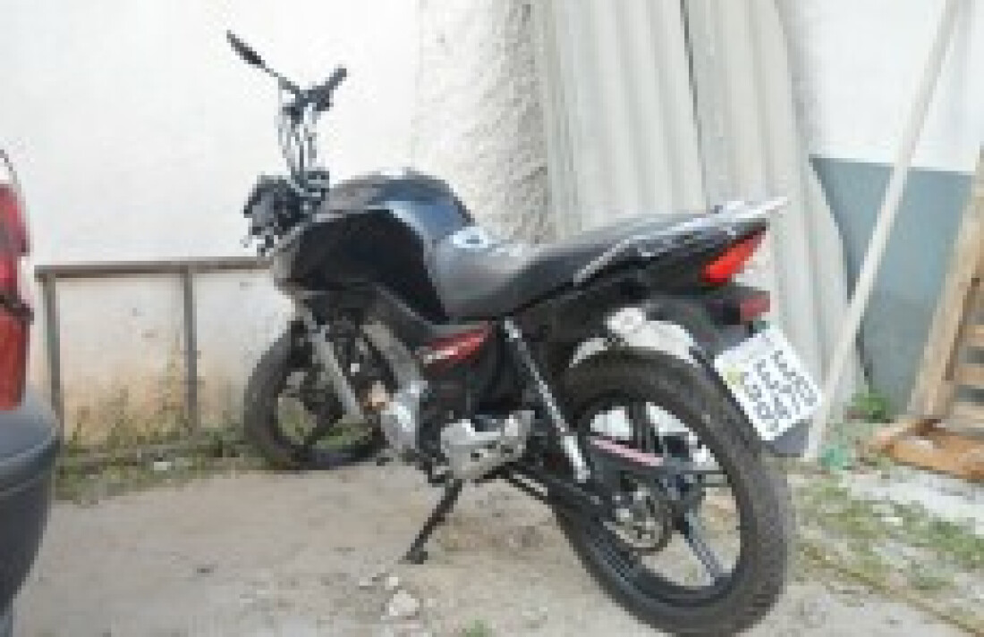 Homem morre após bater com moto