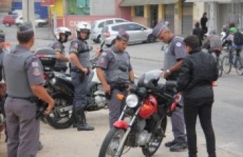 Dupla é presa após troca tiros com a polícia na Vila Oliveira