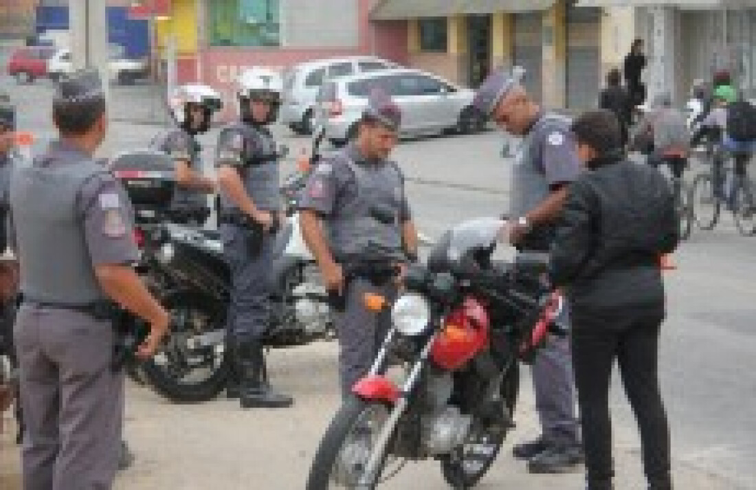 Dupla é presa após troca tiros com a polícia na Vila Oliveira