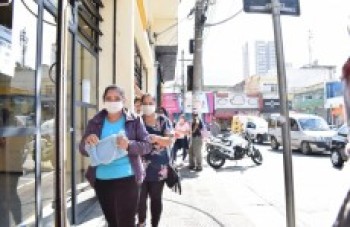 Apesar da restrição, ruas seguem movimentadas
